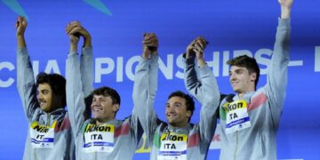 Italy pips US men to relay gold at worlds