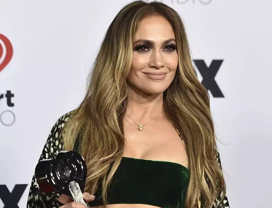 Jennifer Lopez to receive honor at MTV Movie Awards 11 - Egyptian Gazette Jennifer Lopez appears in the press room with the Icon Award at the iHeartRadio Music Awards in Los Angeles on March 22, 2022.