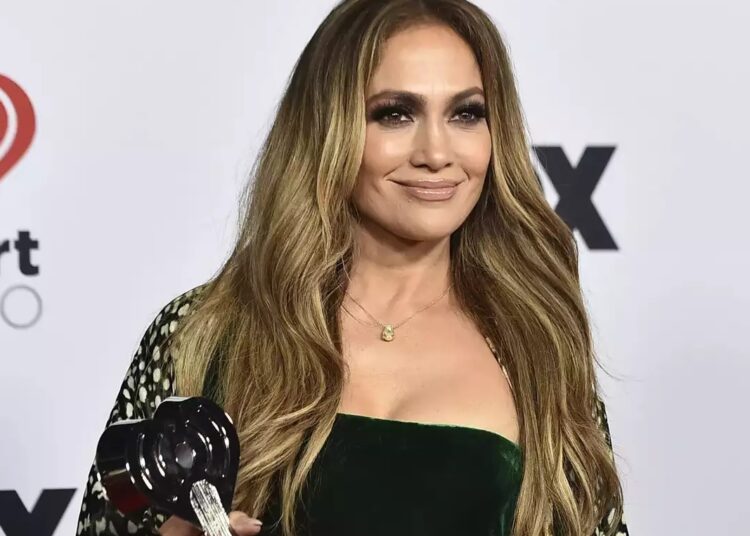 Jennifer Lopez to receive honor at MTV Movie Awards 1 - Egyptian Gazette Jennifer Lopez appears in the press room with the Icon Award at the iHeartRadio Music Awards in Los Angeles on March 22, 2022.