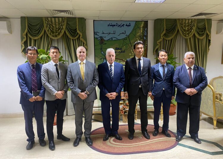 South Korean Ambassador to Egypt Hong Jin-wook and Governor of South Sinai Khaled Fouda posing for a photo following their meeting on Wednesday.