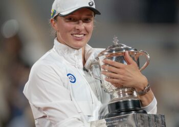 Swiatek surpasses Serena’s streak for 2nd French Open title