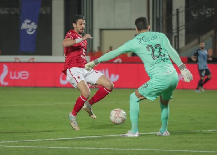 Al-Ahly winger Taher Mohamed (L) trying to score against Pyramids’ goalkeeper Sherif Ekramy.
