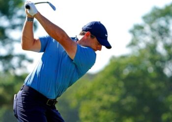 McIlroy overcomes shaky start to stay in contention at US Open