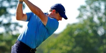 McIlroy overcomes shaky start to stay in contention at US Open
