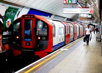 Biggest rail strike in 30 years brings UK to standstill