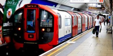 Biggest rail strike in 30 years brings UK to standstill