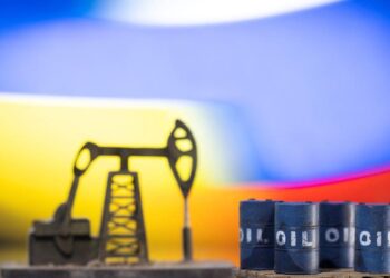 Russia says cutting oil production would have risks