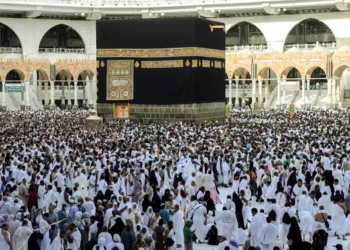 Female police personnel accompany female Egyptian pilgrims in visiting Al-Masjid Al-Nabawi