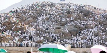 Lottery pilgrims ferried in preparation for ascending Mount Arafat