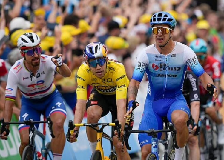 Groenewegen sprints to Tour 3rd stage victory 1 - Egyptian Gazette Netherlands' Dylan Groenewegen (R) crosses the finish line ahead of second placed Belgium's Wout Van Aert (C) as Slovakia's Peter Sagan (L) points and complains during the third stage of Tour de France cycling race in Sonderborg, Denmark.