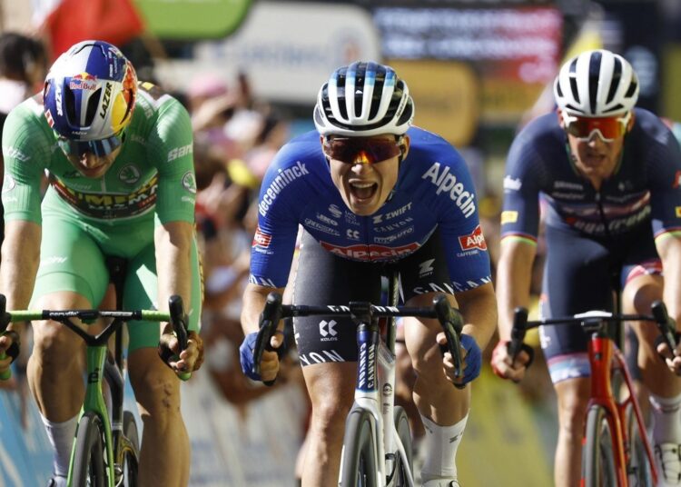 Jasper wins 15th stage of Tour de France 1 - Egyptian Gazette Jasper Philipsen (C) crosses the finish line to win the 15th stage of the Tour de France cycling race over 202.5 kilometers (125.5 miles).