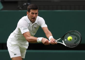 Djokovic advances, Isner sets record at Wimbledon