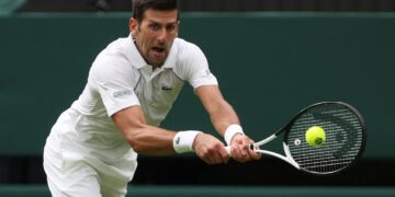 Djokovic advances, Isner sets record at Wimbledon
