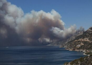 Hundreds evacuated from Greek resort as Lesbos fires rage