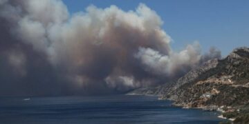 Hundreds evacuated from Greek resort as Lesbos fires rage