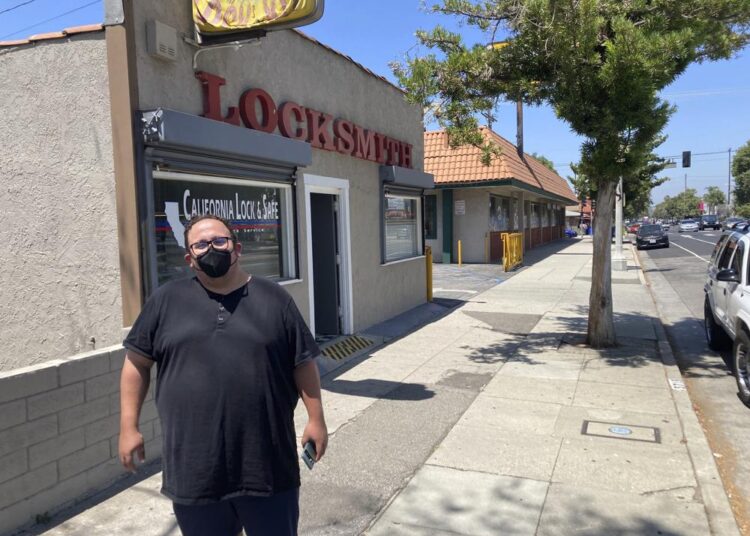 WHO: Covid-19 cases rise for the 5th week, deaths stable 1 - Egyptian Gazette Nick Barragan wearing a mask while running errands in Los Angeles on Wednesday, July 13, 2022. Los Angeles County is facing a return to a broad indoor mask requirement if current trends in hospital admissions continue, health officials said. Barragan said he's disappointed that the fast spread of COVID-19 could mean the return of a mandate, but he's used to wearing a mask because it's always been required for his job in film production.