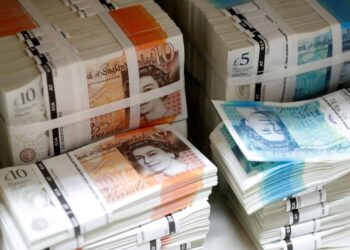 Euro settles near 3-month lows versus pound