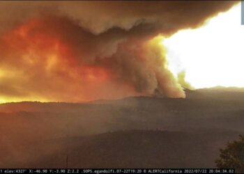 California wildfire rages as US bakes in record-setting heat wave