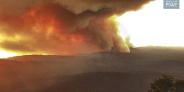 California wildfire rages as US bakes in record-setting heat wave 1 - Egyptian Gazette California wildfire rages as US bakes in record-setting heat wave