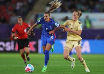 France books Euro 2022 quarters spot, Italy held