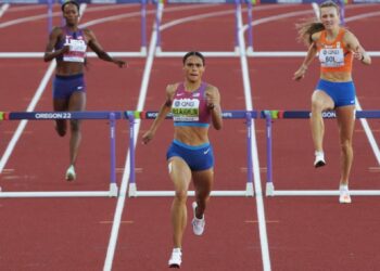 McLaughlin smashes world record as Shaunae wins 400m gold