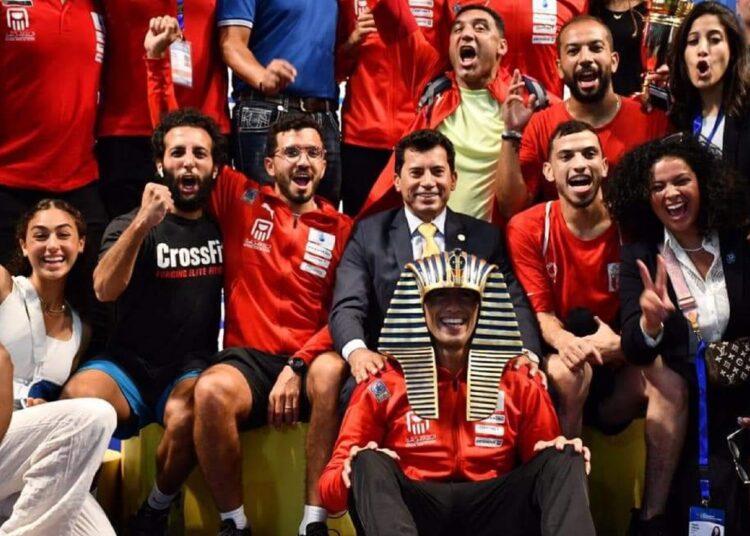 Sports and Youth Minister Ashraf Sobhy (C) posing for a group photo with the Egyptian athletes at the end of the UIPM 2022 Pentathlon World Championships.