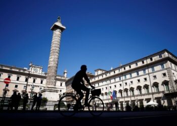 Italians ask Draghi to overcome political crisis, stay in office