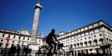 Italians ask Draghi to overcome political crisis, stay in office