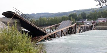 Norway bridge collapses, drivers of 2 vehicles rescued
