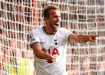 Kane fires Spurs, Villa stunned