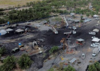 Darkness and debris impede rescue effort at flooded Mexico mine