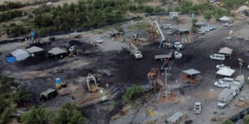 Darkness and debris impede rescue effort at flooded Mexico mine 1 - Egyptian Gazette Darkness and debris impede rescue effort at flooded Mexico mine