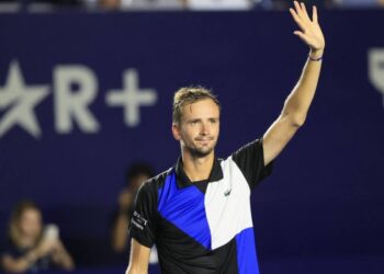 Medvedev ends losing streak in finals with Los Cabos title
