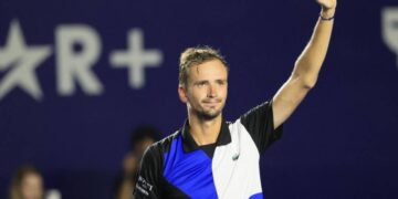 Medvedev ends losing streak in finals with Los Cabos title