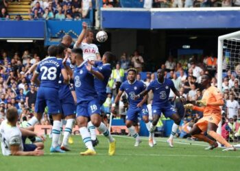 Kane salvages point for Spurs at Chelsea, Tuchel and Conte see red