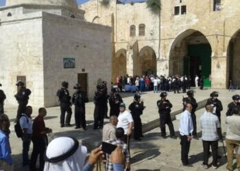 Dozens of Israeli settlers storm into Aqsa Mosque