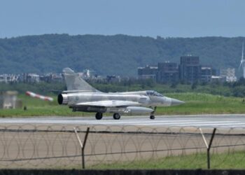 Chinese fighter jets and warships crossed median line, says Taiwan