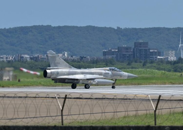 Chinese fighter jets and warships crossed median line, says Taiwan 1 - Egyptian Gazette