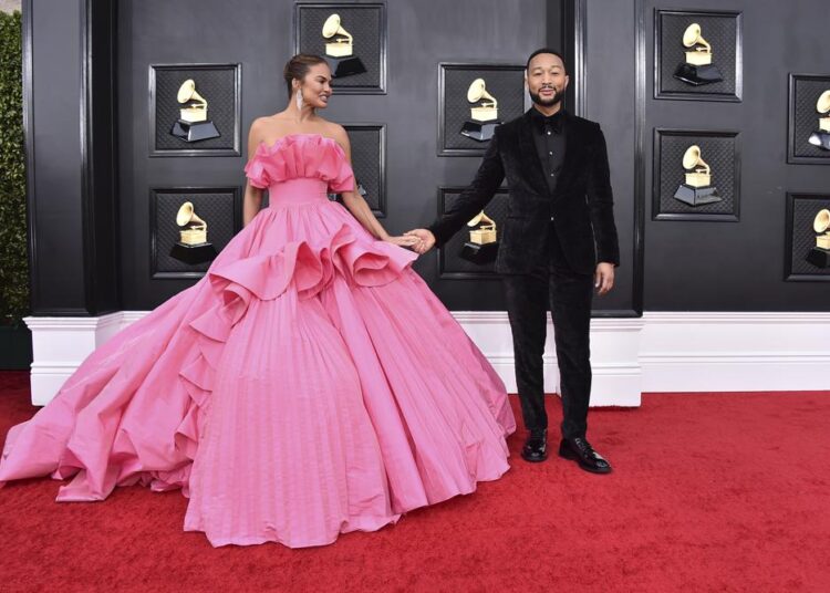 Chrissy Teigen reveals baby bump after 2020 pregnancy loss 2 - Egyptian Gazette Chrissy Teigen reveals baby bump after 2020 pregnancy loss 1 - Egyptian Gazette