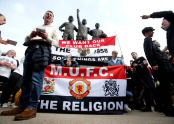 Man Utd supporters call for ‘real investment’ from any new owner