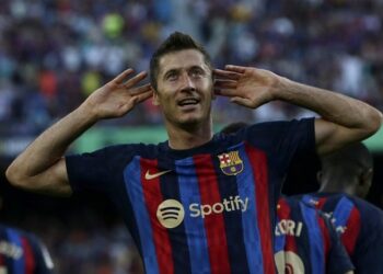 Lewandowski leads Barca; Benzema keeps Madrid perfect