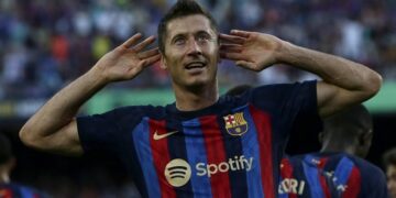 Lewandowski leads Barca; Benzema keeps Madrid perfect