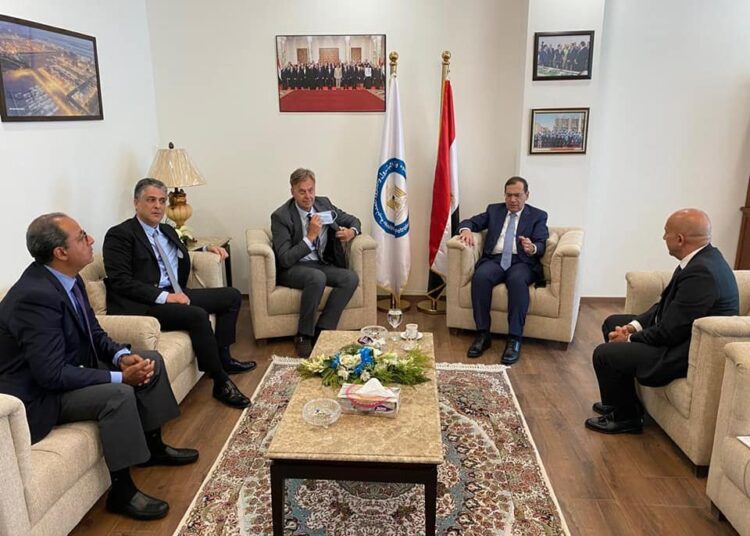 Mulla discusses with 'ExxonMobil' officials upping investments in Egypt 1 - Egyptian Gazette