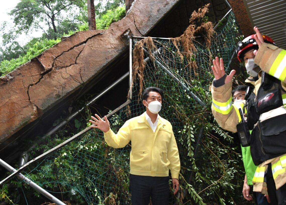 Yoon apologizes to nation after heavy rains trigger massive flooding 2 - Egyptian Gazette Yoon apologizes to nation after heavy rains trigger massive flooding 1 - Egyptian Gazette