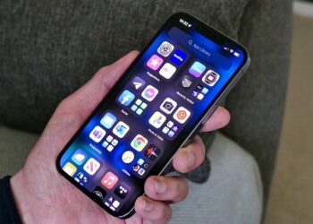 Apple warns of flaw that lets hackers into iPhones, Macs