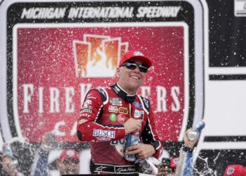 Kevin Harvick ends 65-race drought with 6th win at Michigan