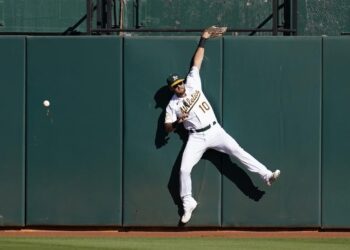 Kemp scores winning run on defensive misplay, A’s beat M’s