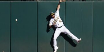 Kemp scores winning run on defensive misplay, A’s beat M’s