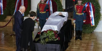 Russians line up to bid farewell to former Soviet leader Gorbachev