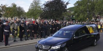 Queen Elizabeth II’s coffin makes journey through Scotland 1 - Egyptian Gazette Queen Elizabeth II’s coffin makes journey through Scotland